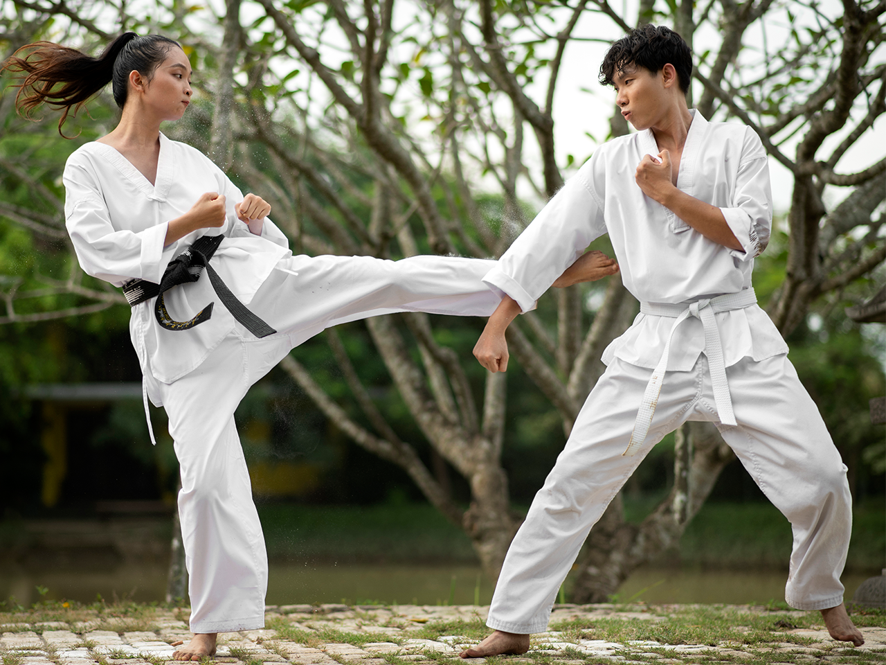 2 kids practicing taekwando